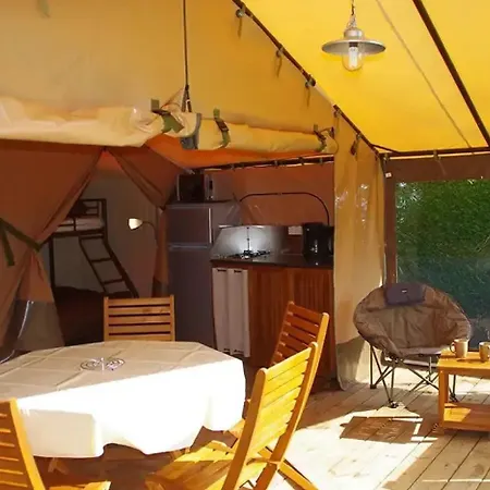 Kamp alanı Zecamping 3 Etoiles Piscine Chauffee Toboggans Pet Friendly Locatif Tv 8 Pers *